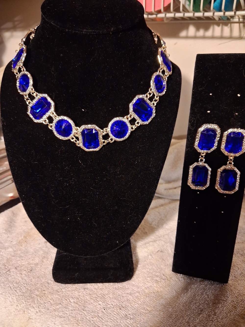New,Elegant Blue Crystal Glass  Gold Tone Chocker Necklace Pierced Earring Set.